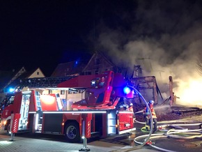 KFV-CW: 600.000 Euro Schaden bei Dachstuhlbrand in Altensteig - Feuerwehr rettet Frau aus Nachbargebäude