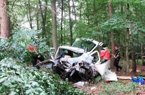 Polizeiinspektion Hameln-Pyrmont/Holzminden: POL-HOL: Holzminden, L 550 
PKW-Fahrer bei Verkehrsunfall tödlich verletzt