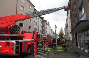 Feuerwehr Mülheim an der Ruhr: FW-MH: Zimmerbrand in einem Mehrfamilienhaus an der Oberstraße