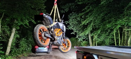 Polizeiinspektion Wilhelmshaven/Friesland: POL-WHV: Verfolgungsfahrt und Polizeihubschraubereinsatz in Schortens - Motorrad wird sichergestellt, Fahrer konnte flüchten, die Ermittlungen dauern an (mit Bild)