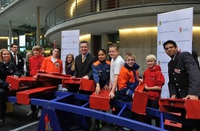Deutscher Feuerwehrverband e. V. (DFV): "Helfende Hand" für innovative Feuerwehrprojekte / Ehrenamts-Förderpreis des Bundesministers des Innern in Berlin verliehen (mit Bild)
