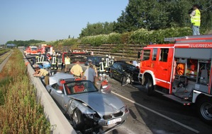 Feuerwehr Essen: FW-E: Schwerer Verkehrsunfall auf der A 40 Höhe kurz vor der Anschlussstelle Frillendorf, insgesamt neun Menschen verletzt, zwei davon schwer