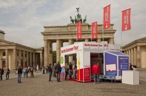 visitBerlin: Berlin geht auf Sommer-Tour durch Deutschland / 17. Juli bis 19. August in 30 Städten: Multimediales Sommer-Mobil tourt durch Deutschland / In jeder Stadt Berlin-Reise zu gewinnen (BILD)