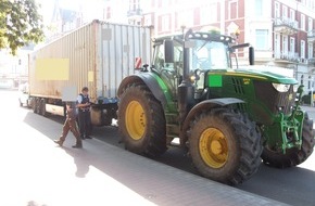 Polizei Minden-Lübbecke: POL-MI: Seecontainer auf Sattelauflieger gezogen - Polizei stoppt Traktor