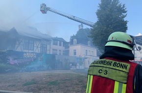 Feuerwehr und Rettungsdienst Bonn: FW-BN: Brand einer Schreinerei in Bad Godesberg und entgleiste Straßenbahn - Feuerwehr Bonn im Dauereinsatz