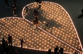 Caritas Schweiz / Caritas Suisse: Ein Lichtermeer für Solidarität: Kerzen gegen Armut