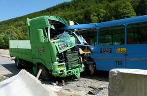 Touring Club Schweiz/Suisse/Svizzero - TCS: Crash-test TCS avec un car: ceintures indispensables