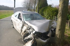 Kreispolizeibehörde Herford: POL-HF: Verkehrsunfall im Kurvenbereich - BMW prallt gegen Baum