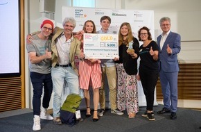 co2online gGmbH: Klimaschutz aus Nordrhein-Westfalen: Wuppertaler Gesamtschule gewinnt Gold beim Energiesparmeister-Wettbewerb / Preisverleihung im Bundesministerium für Wirtschaft und Klimaschutz