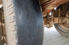 Kreispolizeibehörde Kleve: POL-KLE: Kleve - Kontrolle eines landwirtschaftlichen Gespanns / Reifen glatt und Bremsen abgeklemmt