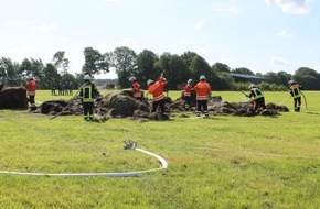 Kreisfeuerwehr Rotenburg (Wümme): FW-ROW: Mehrere Heuballen stehen in Brand