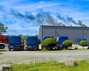 FW-OLL: Ausgelöste Brandmeldeanlage verhindert Schlimmeres - Erster Realeinsatz für Großlüfter der Kreisfeuerwehr Oldenburg