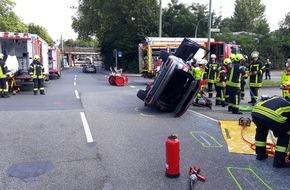 Feuerwehr Gelsenkirchen: FW-GE: Verkehrsunfall zwischen zwei Pkw fordert eine verletzte Person in Gelsenkirchen-Schalke / Pkw bleibt nach Kollision auf der Fahrzeugseite liegen