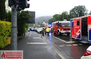 Feuerwehr Plettenberg: FW-PL: OT-Stadtmitte. Unfall mit vier Beteiligten PKW und einem Motorrad in Nähe zur Feuerwache.