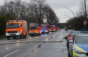 Feuerwehr Bottrop: FW-BOT: Feuer in einer Lagerhalle - Vollalarm für die Feuerwehr Bottrop