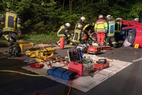 FW-OE: Tragischer Verkehrsunfall - ein Toter, drei Schwerverletzte