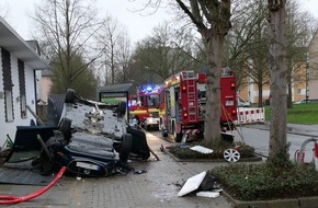 Feuerwehr Dortmund: FW-DO: Verkehrsunfall in Nette. Eingeklemmte Person in überschlagenem Pkw.