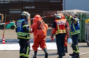 Feuerwehr Dortmund: FW-DO: Unbekannter Stoff trat aus - ABC-Einsatz für die Dortmunder Feuerwehr