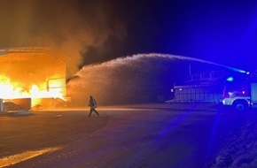 Polizeiinspektion Lüneburg/Lüchow-Dannenberg/Uelzen: POL-LG: ++ Brand in einer Halle zur Getreidetrocknung auf dem Gelände einer Biogasanlage ++ Feuerwehren im Löscheinsatz ++ 800.000 Euro Schaden ++