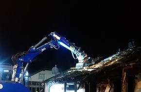 Freiwillige Feuerwehr Sankt Augustin: FW Sankt Augustin: Einsatz bei Wohnhausbrand dauerte bis in die frühen Morgenstunden - THW hat Dach abgerissen wegen Einsturzgefahr
