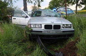 Kreispolizeibehörde Herford: POL-HF: BMW überschlägt sich - 17-Jähriger leicht verletzt