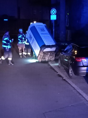 FW-EN: Unruhige Silvesternacht für die Feuerwehr - Balkonbrand im Eicklohweg und drei Altpapiercontainerbrände - Insgesamt 11 Einsätze