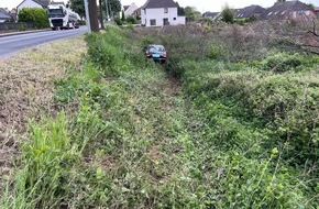 Kreispolizeibehörde Kleve: POL-KLE: Kleve - Alkolisierter Mann schlägt Hilfe aus und fährt mit seinem Auto weg / Verkehrsunfall, Führerschein sichergestellt