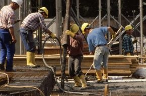 BG BAU Berufsgenossenschaft der Bauwirtschaft: Bauwirtschaft - Zahl der Arbeitsunfälle geht zurück (BILD)