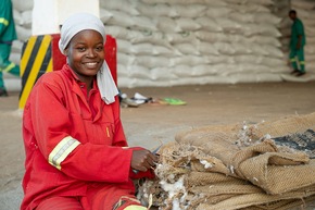 Aid by Trade Foundation Jahresbericht 2024: Stiftung baut Marktposition und Wirkung für Umweltschutz und Produzent*innen weiter aus