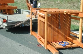 Polizeiinspektion Hameln-Pyrmont/Holzminden: POL-HOL: Holzspielturm fällt auf die Straße / Bei sonnigem Wetter mehr Verkehrsunfälle