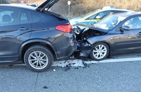 Kreispolizeibehörde Herford: POL-HF: Verkehrsunfall mit Personenschaden - Auffahrunfall mit zwei Verletzten
