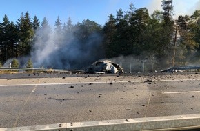 Polizeidirektion Kaiserslautern: POL-PDKL: Fahrzeugbrand mit Explosionen und anschließendem Waldbrand auf der Autobahn 6