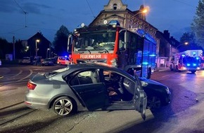 Feuerwehr Essen: FW-E: Einsatzfahrzeug kollidiert mit PKW - Einsatzkräfte verletzt