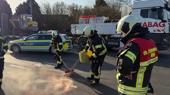 FW-AUR: Eingeschlossene Person nach Verkehrsunfall vermutet