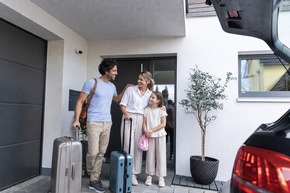 Einbrecher googeln nicht &ndash; aber sie scrollen! Tipps zum Schutz vor Einbrechern in der Urlaubszeit.