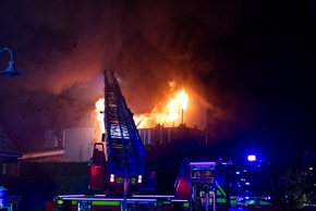 FW LK Leipzig: Dachstuhlbrand auf einem 3-Seitenhof in Döben bei Grimma.