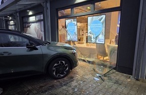 Polizeiinspektion Hameln-Pyrmont/Holzminden: POL-HM: Auto durchbricht Schaufensterscheibe