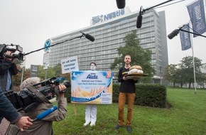 foodwatch e.V.: foodwatch-Aktion bei Nestlé: Konzern lehnt Goldenen Windbeutel ab - "Von Werbelüge und Gesundheitsgefährdung kann keine Rede sein" - foodwatch: Konzern dreht Eltern die lange Nase (FOTO)