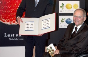 BAGFW e.V.: Premiere bei den Wohlfahrtsmarken 2010: Erstmals überraschen die Marken mit Obstmotiven nicht nur mit ihrem schönen Thema - sie duften auch intensiv (mit Bild)