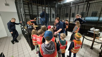 Feuerwehr Kirchhundem&nbsp;: FW-OE: Was f&uuml;r ein cooles Event - Begeisterung bei den "L&ouml;schKids Heinsberg" beim Besuch der Berufsfeuerwehr Siegen