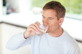 Informationszentrale Deutsches Mineralwasser: Erkältungszeit - Warum viel Trinken jetzt hilft