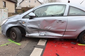 Kreispolizeibehörde Herford: POL-HF: Zusammenstoß im Kreuzungsbereich - Am Unfall beteiligte Autofahrerinnen verletzt