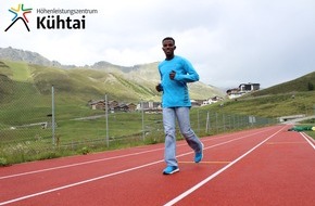 Tourismusbüro Kühtai: Spitzenathlet Lemawork Ketema trainiert mit Urlaubsgästen im Höhenleistungszentrum Kühtai - BILD