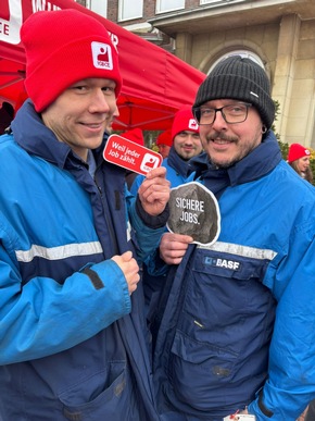 Tarifaktion bei der BASF Schwarzheide: IGBCE-Vertrauensleute erkl&auml;ren Solidarit&auml;t mit den Besch&auml;ftigten am Standort Berlin