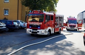 Freiwillige Feuerwehr Menden: FW Menden: Fahrzeugbrand und kleiner Flächenbrand am Sonntagnachmittag
