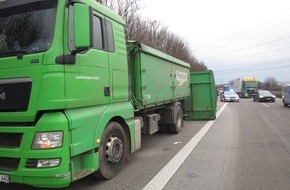 Verkehrsdirektion Mainz: POL-VDMZ: Anhänger mit Saatgut umgekippt - Gaffer hält extra an, um Unfallstelle zu fotografieren