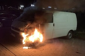 Polizeiinspektion Stade: POL-STD: VW-Bus in Stade in Brand gesetzt - Polizei sucht Zeugen