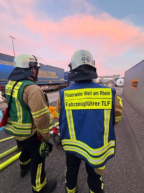 Feuerwehr Weil: Feuerwehr stoppt Gefahrstoffaustritt im Umschlagbahnhof Weil am Rhein