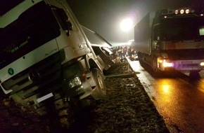 THW Landesverband Hamburg, Mecklenburg-Vorpommern, Schleswig-Holstein: THW-HH MV SH: LKW-Unfall: THW Kaltenkirchen unterstützt Bergungsarbeiten