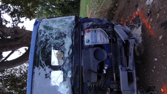 Freiwillige Feuerwehr Kalkar: Feuerwehr Kalkar: Verkehrsunfall Rheinuferstraße- LWK gegen Baum